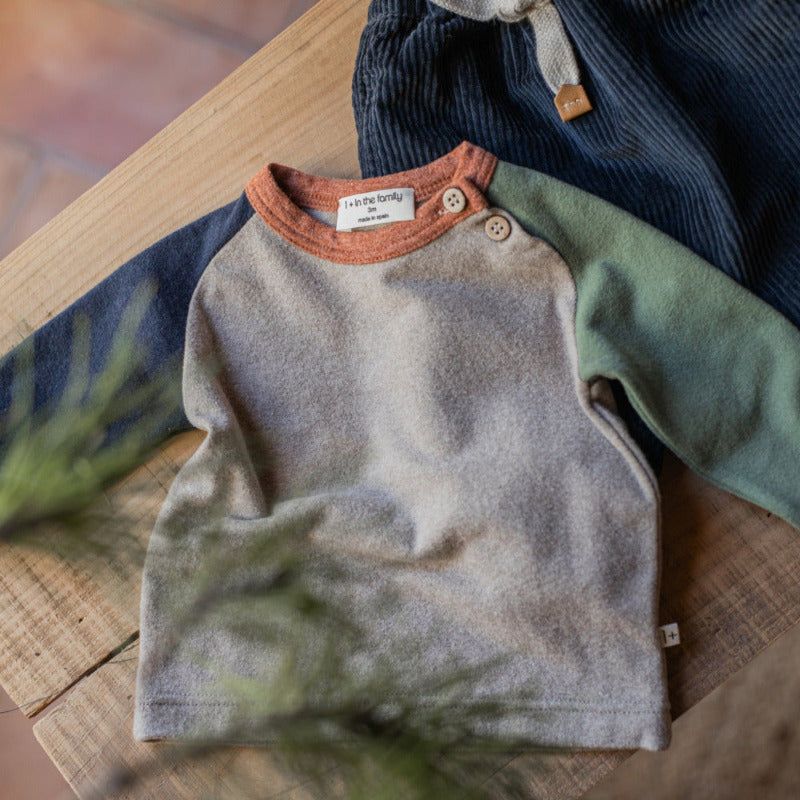 Maglia a manica lunga tonalità talpa  con maniche bicolor.