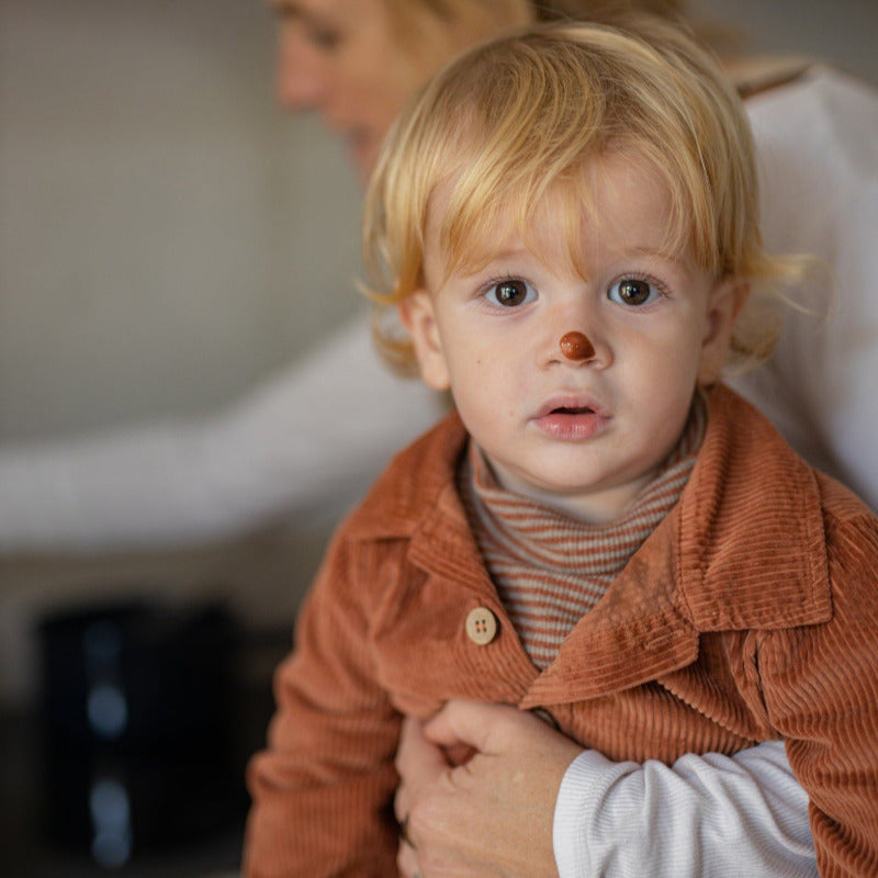 Bambino in tutina zucca