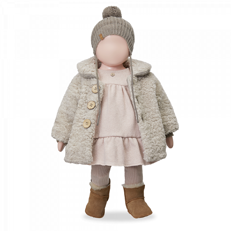 Bambina con abito rosa, leggings e giacca orsetto