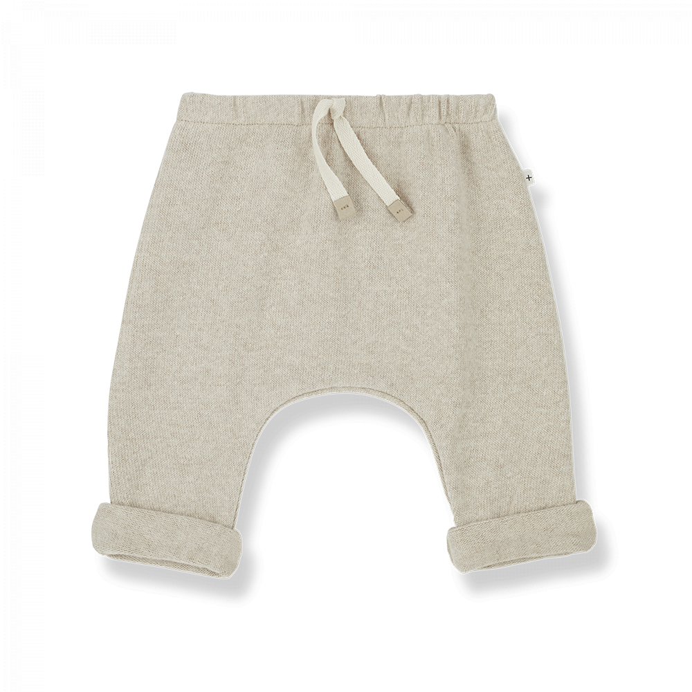 Pantalone con vestibilità ampia 1+ in the family in tessuto di pile realizzato con il 40% di filato di cotone riciclato. Vita elasticizzata e dettaglio del laccio in twill di cotone e taschina sul retro. 