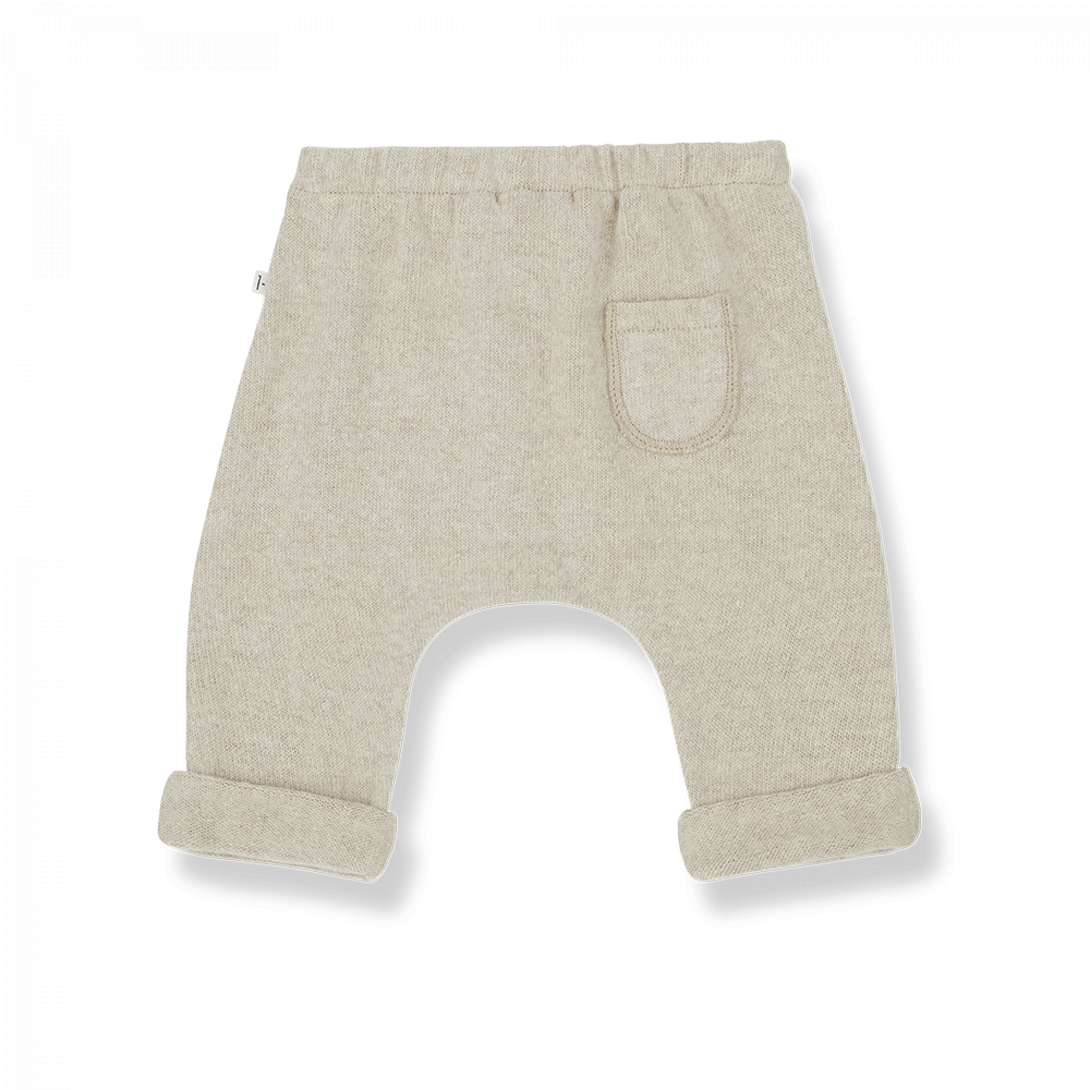 Pantalone con vestibilità ampia 1+ in the family in tessuto di pile realizzato con il 40% di filato di cotone riciclato. Vita elasticizzata e dettaglio del laccio in twill di cotone e taschina sul retro. 