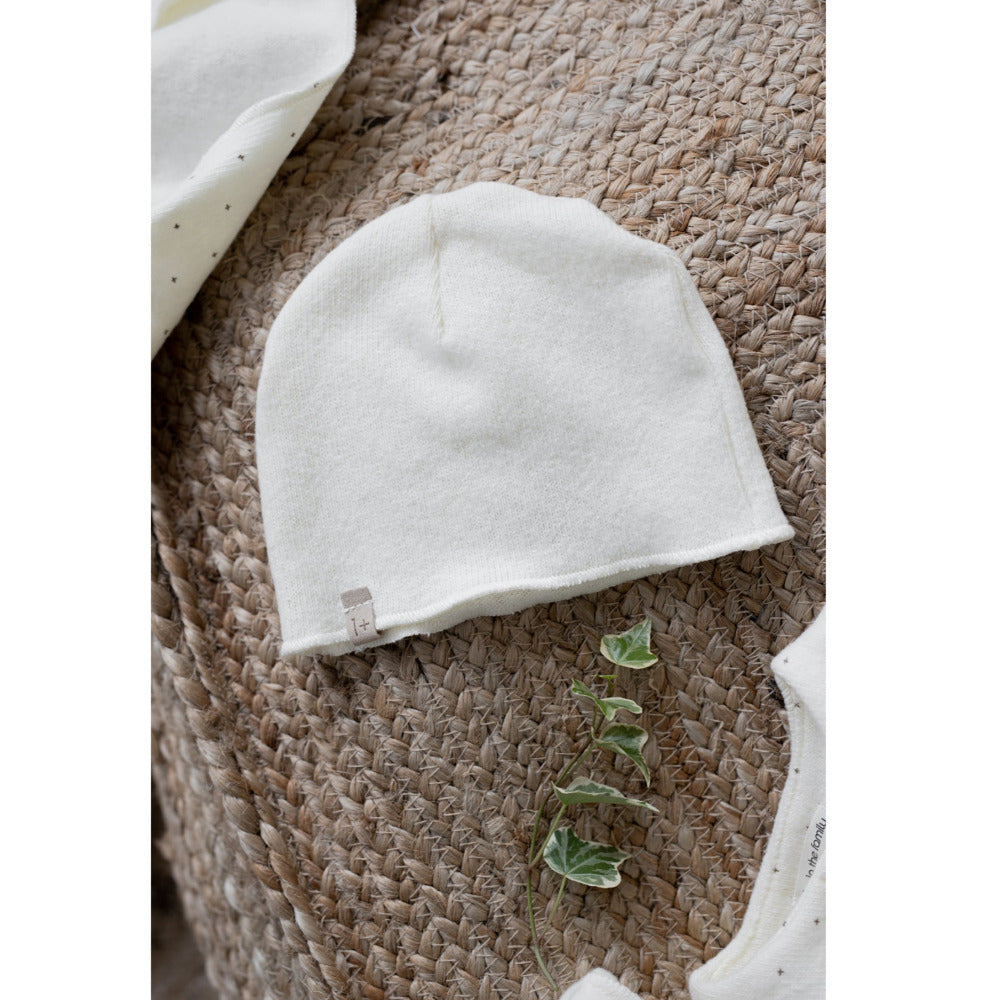 semplice e versatile berrettino in tessuto realizzato per il 40% con filato di cotone riciclato. Questo berretto in tonalità ecru è caratterizzato dal dettaglio dell'etichetta in eco-pelle sul fondo.