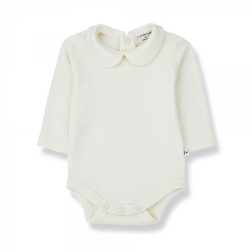 Body manica lunga 1+ in the family, in modal. Caratterizzato dal colletto Peter Pan e il tessuo a costine. Bottoni a pressione nikel free sul cavallo e sulla schiena