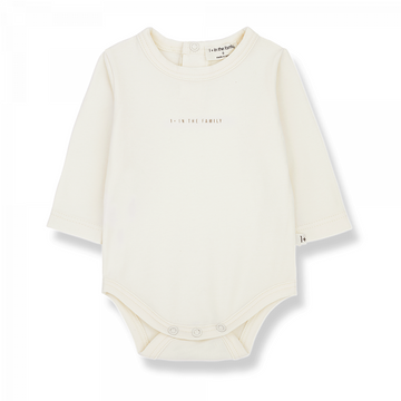 Body a manica lunga +1+ in the family color ecru con dettaglio di stampa frontale e apertura con bottoni a pressione nikel free sul cavallo e sulla schiena.
