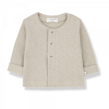 cardigan 1+ in the family, color beige in tessuto di pile realizzato con il 40% di filato di cotone riciclato. Apertura con tre bottoni a pressione nikel free con dettaglio ricamato frontale.