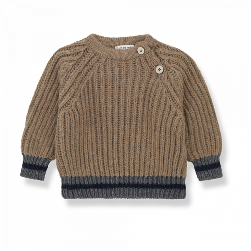 Una bellissimo e morbidissimo pullover per bambinov tonalità caramello, firmato 1+ in the Family, che terrà al caldo il vostro bimbo nelle giornate più fredde. Questo golfino ha uno scollo rotondo, polsini a costine e apertura ad altezza spalla tramite bottoni in legno.