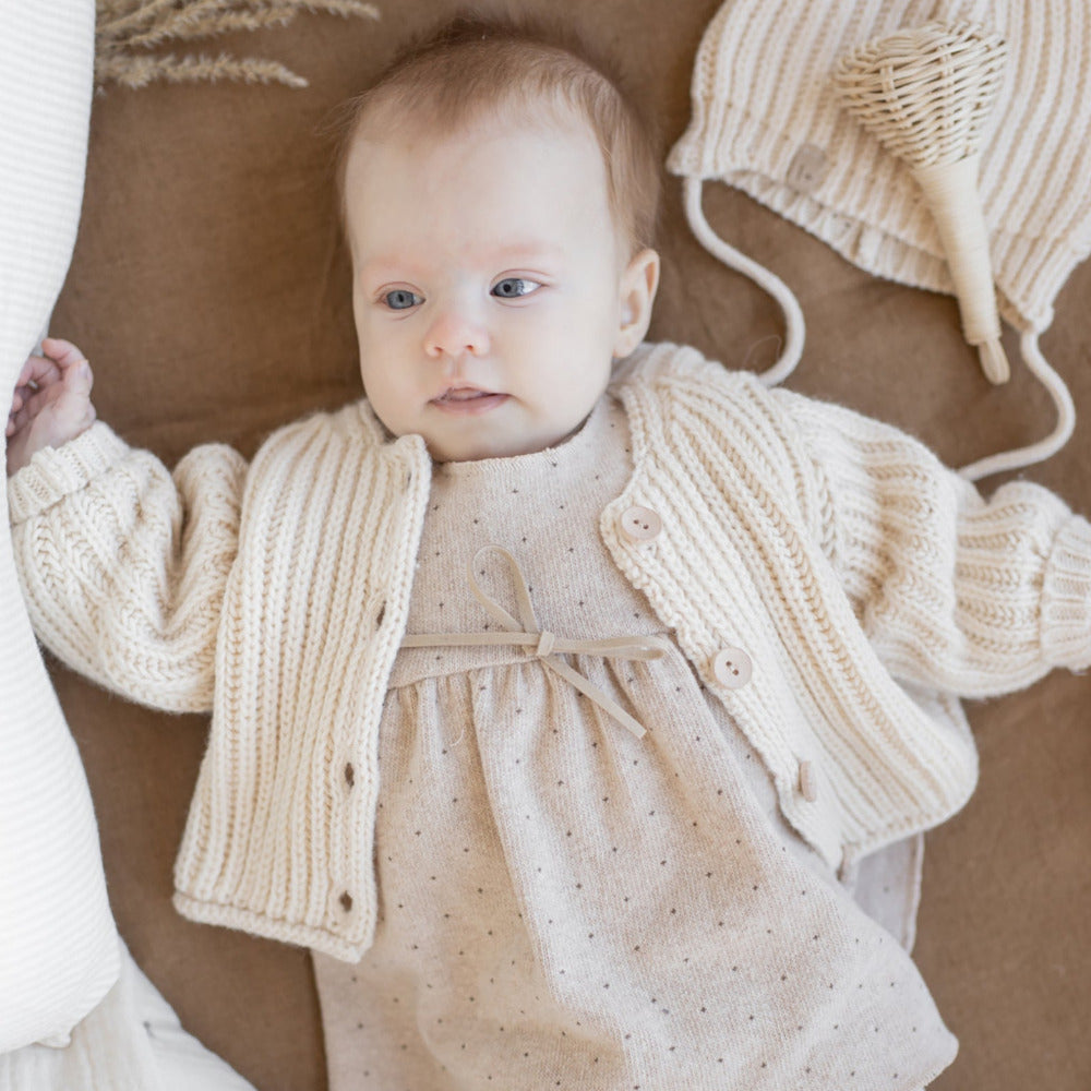 Cardigan lavorato a maglia per i vostri neonati