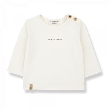 t-shirt manica lunga 1+ in the family in cotone organico. Apertura tramite due bottoncini in legno sulla spalla. Presenta una stampa frontale del logo dell'azienda e il dettaglio dell'etichetta in pelle sintetica sul fondo