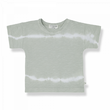 Una grintosa t-shirt bambino con stampa tie-die su fondo verde, firmata 1+ in the family. Scollo rotondo, maniche corte.