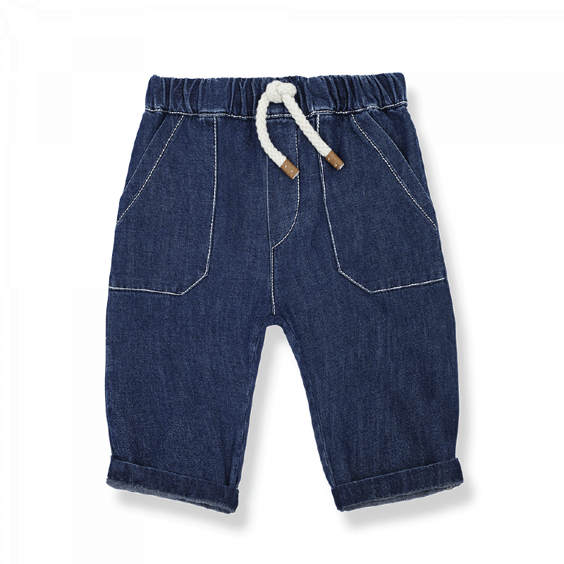 pantalone bambino denim, firmato 1+ in the Family. Elastico in vita, tasche laterali, taschina applicata posteriore, laccetto frontale, cuciture a contrasto.