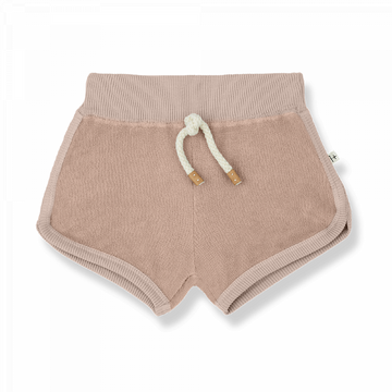  shorts bambina, firmato 1+ in the Family, in tonalità rosa realizzato in spugna di cotone. Elastico in vita,cordoncino in vita, profili frontali cordati