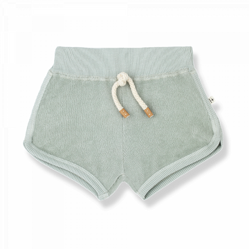 shorts bambina, firmato 1+ in the Family, in tonalità verde realizzato in spugna di cotone. Elastico in vita,cordoncino in vita, profili frontali cordati.