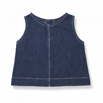 camicetta denim smanicata per bambina, firmata 1+ in the family. Apertura posteriore tramite bottoni, taglio svasato, scollo rotondo, cuciture a contrasto.