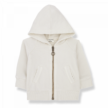 cardigan bambino in tonalità avorio, firmato 1+ in the family. Apertura frontale tramite zip, cappuccio, tasche laterali