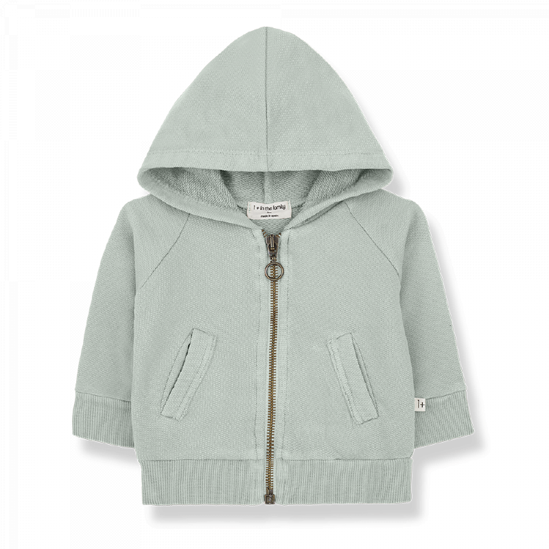 cardigan bambino in tonalità verde, firmato 1+ in the family. Apertura frontale tramite zip, cappuccio, tasche laterali