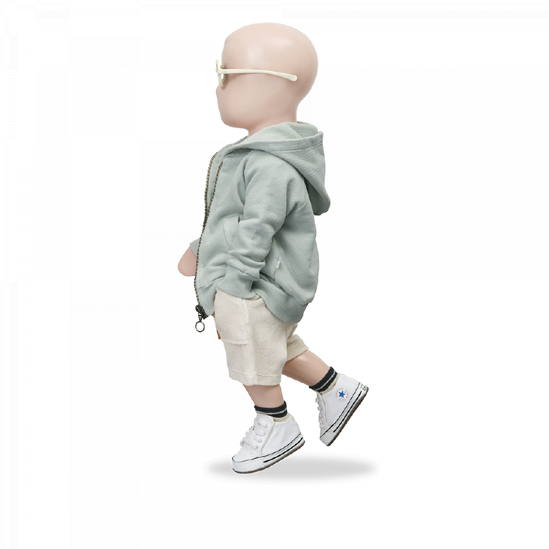 cardigan bambino in tonalità verde, firmato 1+ in the family. Apertura frontale tramite zip, cappuccio, tasche laterali