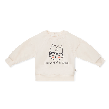  felpa bambini, firmata My Little Cozmo, in tonalità avorio e con la stampa di un piccolo Re. Girocollo, maniche, polsini e orlo a costine. Chiusura posteriore tramite bottoni ad altezza collo.