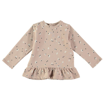 Una bellissima felpa bambina in caldo cotone biologico sui toni del rosa e con tanti spot in tonalità bianco e nero su tutto il tessuto. Apertura retro collo con bottoncini a pressione, scollo rotondo e con fondo a volants.