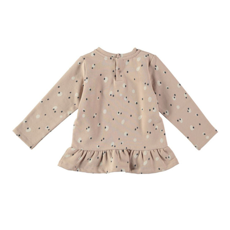 Una bellissima felpa bambina in caldo cotone biologico sui toni del rosa e con tanti spot in tonalità bianco e nero su tutto il tessuto. Apertura retro collo con bottoncini a pressione, scollo rotondo e con fondo a volants.