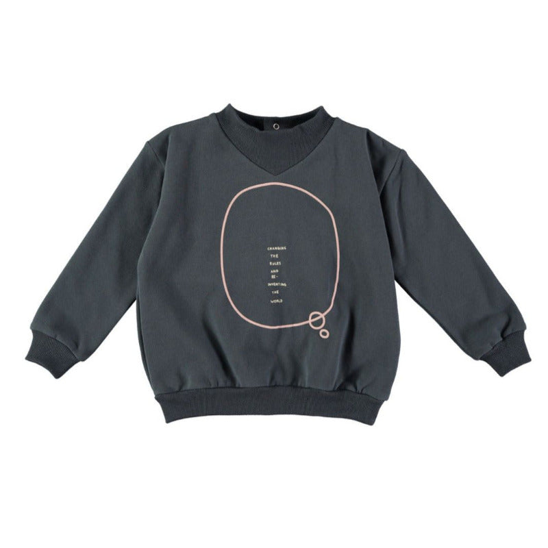 Una bellissima felpa in caldo cotone biologico sui toni del blu notte e con la scritta rosa"Changing the rules and re-inventing the world". Apertura retro collo con bottoncini a pressione, scollo rotondo a costine, elastico in vita e sulle maniche.