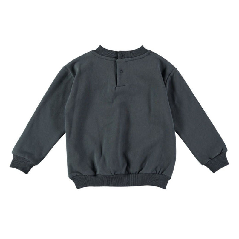 Una bellissima felpa in caldo cotone biologico sui toni del blu notte e con la scritta rosa"Changing the rules and re-inventing the world". Apertura retro collo con bottoncini a pressione, scollo rotondo a costine, elastico in vita e sulle maniche.