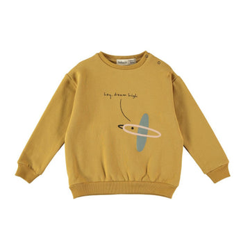 Una bellissima felpa in caldo cotone biologico sui toni dell'ocra e con un bell'uccellino stilizzato. Apertura altezza spalla con bottoncini a pressione, scollo rotondo a costine, elastico in vita e sulle maniche. Il tessuto della felpa è spazzolato e questo da un tocco più morbido e una sensazione più calda.