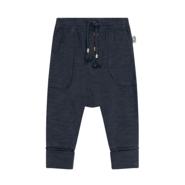 Pantalone in cotone biologico per i vostri bambini, firmato My Little Cozmo, tonalità antracite. Elastico in vita con coulisse decorativa, tasche laterali applicate ai lati, orli risvoltati, finta patta.