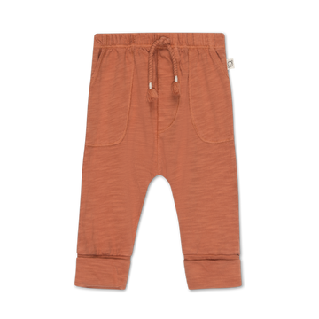 Pantalone in cotone biologico per i vostri bambini, firmato My Little Cozmo, tonalità terracotta. Elastico in vita con coulisse decorativa, tasche laterali applicate ai lati, orli risvoltati, finta patta. Perfetto per la stagione primavera-estate!