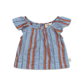 camicetta smanicata denim per bambina, firmata My Little Cozmo, con righe ricamate. Apertura posteriore tramite bottone ad altezza collo, giracollo e dettagli a volants 