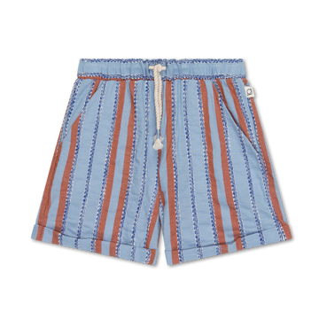 Bellissimo e leggero bermuda denim per i vostri bambini, firmato My Little Cozmo, con righe ricamate. Elastico in vita, chiusura con cordoncino, risvolti nella parte inferiore, tasche laterali diagonali. 