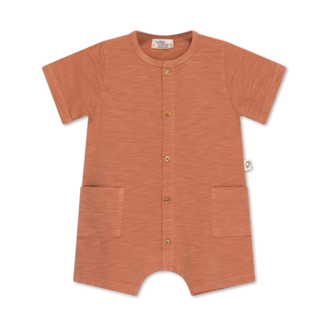 pagliaccetto in cotone biologico per il tuo neonato, firmato My Little Cozmo. Girocollo, maniche corte, abbottonatura frontale tramite bottonci, due tasche applicate sui lati