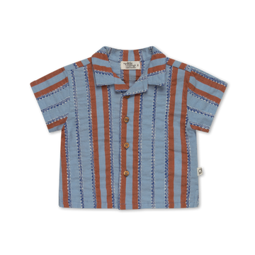  camicia bambino in denim, firmata My Little Cozmo, con righe ricamate. Maniche corte, apertura frontale tramite bottoni, colletto camp e spacchi laterali.