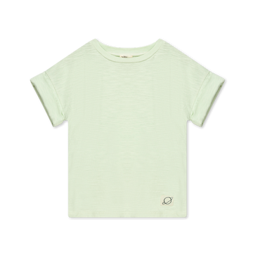 t-shirt bambino, firmata My Little Cozmo, in tonalità verde chiaro. Maniche corte,che possono essere arrotolate o abbassate, girocollo a costine. 