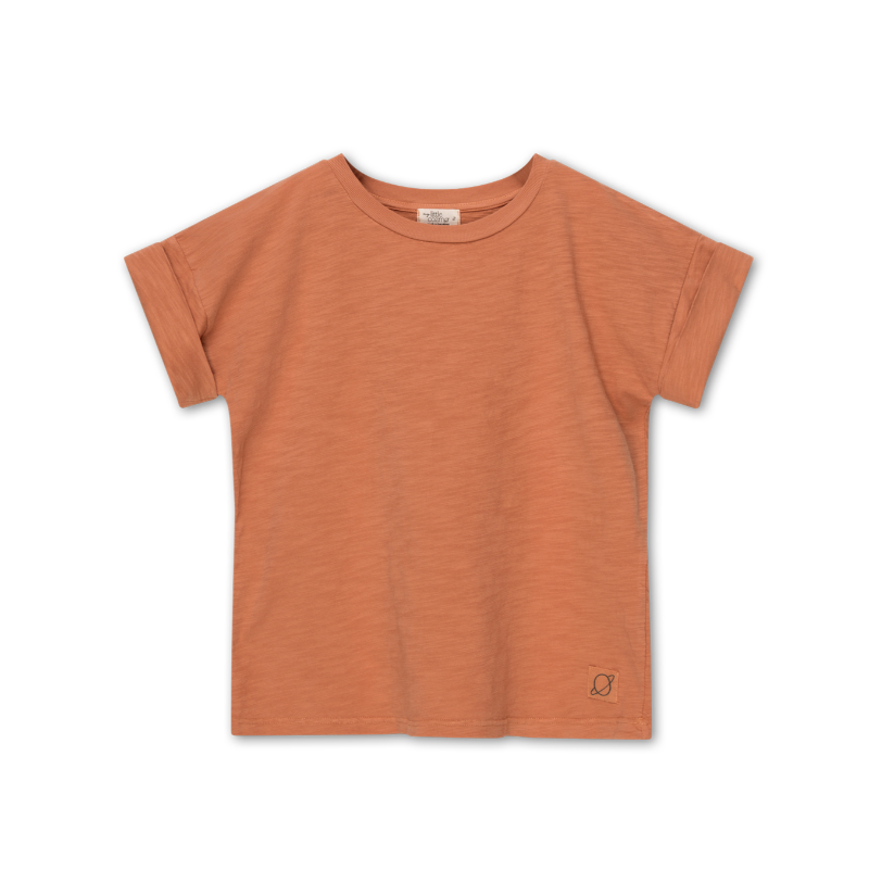 Bellissima t-shirt bambini, firmata My Little Cozmo, in tonalità terracotta. Maniche corte, che possono essere arrotolate o abbassate, girocollo a costine. 