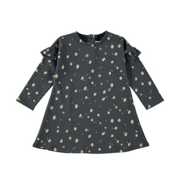 Un bellissimo abito in caldo cotone biologico sulle tonalità del blu notte con tanti spots sparsi su tutto il capo. Apertura sul retro tramite bottoncini in legno e volants ad altezza spalla. 