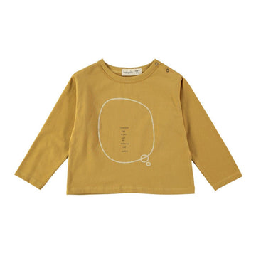  t-shirt a manica lunga in morbido cotone organico di altissima qualità, color ocra. Un capo comodo e pratico con apertura tramite bottoncini a pressione, altezza spalla e dettagli di orli grezzi sul colletto.