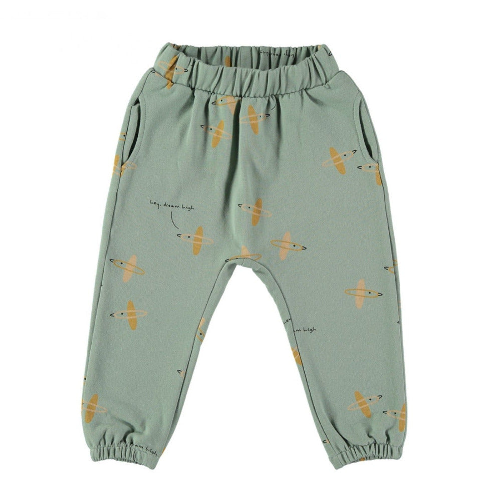 Un comodissimo pantalone in caldo cotone biologico. Realizzato con un tessuto spazzolato all'interno per un tocco più morbido e una sensazione più calda. Presenta un elastico in vita e polsini a costine e cinturino in vita regolabile.
