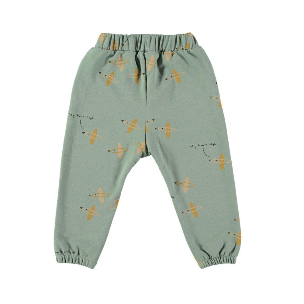 Un comodissimo pantalone in caldo cotone biologico. Realizzato con un tessuto spazzolato all'interno per un tocco più morbido e una sensazione più calda. Presenta un elastico in vita e polsini a costine e cinturino in vita regolabile.