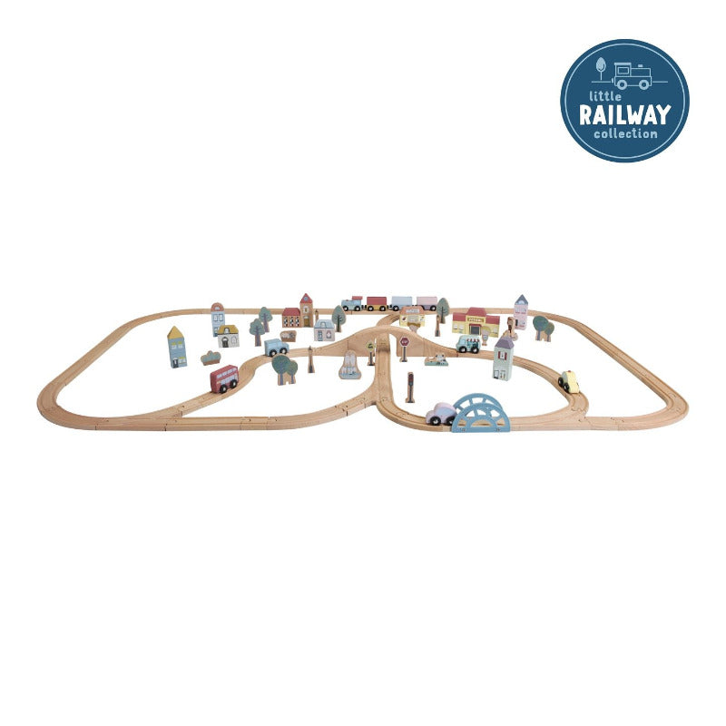 Ma quante avventure farete vivere ai vostri bambini con questa super ferrovia Little Dutch in legno! Con oltre 100 pezzi, questa ferrovia può essere modellata ogni volta in modi sempre diversi! Questo super set include davvero tante componenti: una locomotiva con tre carrozze, binari, personaggi... e molto altro!