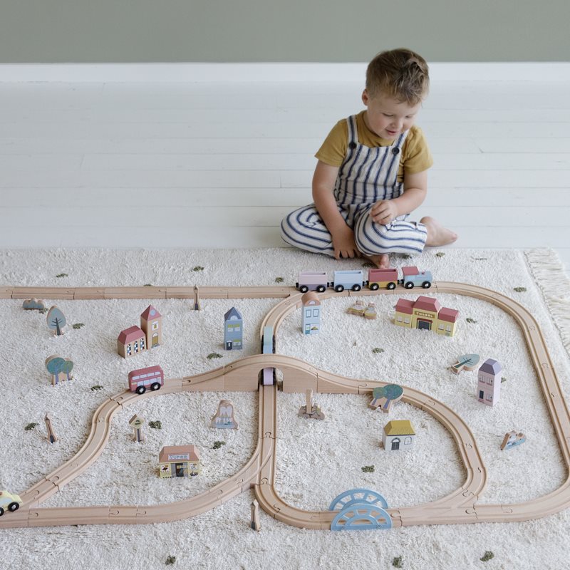 Ma quante avventure farete vivere ai vostri bambini con questa super ferrovia Little Dutch in legno! Con oltre 100 pezzi, questa ferrovia può essere modellata ogni volta in modi sempre diversi! Questo super set include davvero tante componenti: una locomotiva con tre carrozze, binari, personaggi... e molto altro!