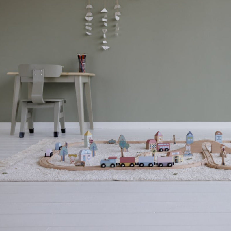 Ma quante avventure farete vivere ai vostri bambini con questa super ferrovia Little Dutch in legno! Con oltre 100 pezzi, questa ferrovia può essere modellata ogni volta in modi sempre diversi! Questo super set include davvero tante componenti: una locomotiva con tre carrozze, binari, personaggi... e molto altro!