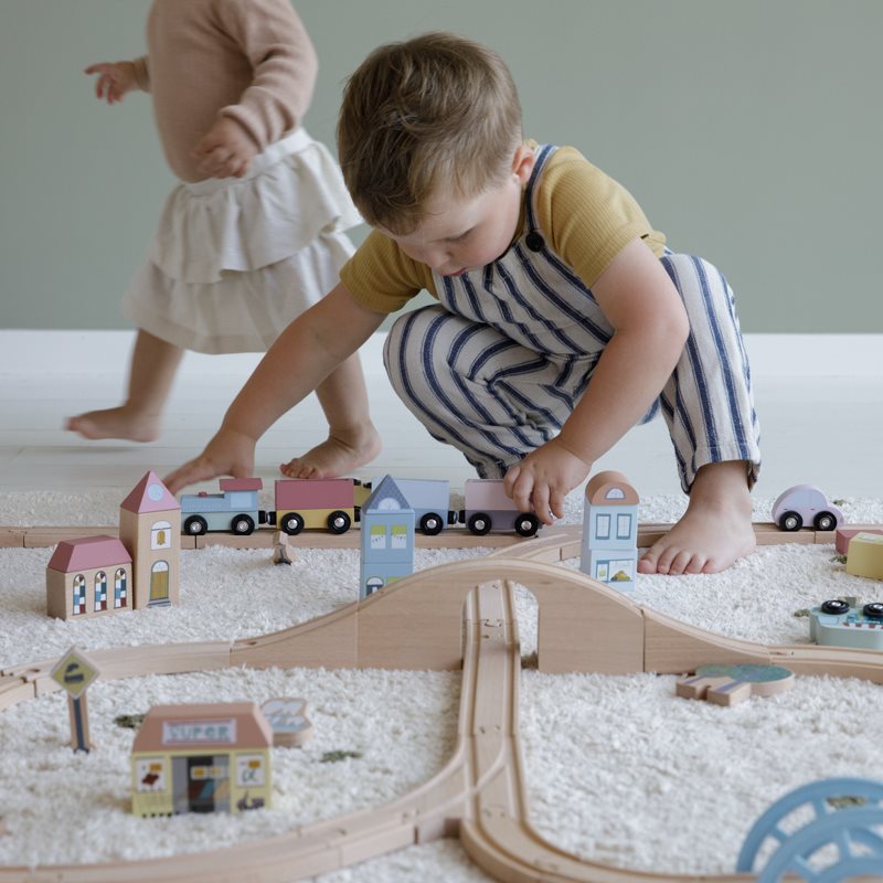 Ma quante avventure farete vivere ai vostri bambini con questa super ferrovia Little Dutch in legno! Con oltre 100 pezzi, questa ferrovia può essere modellata ogni volta in modi sempre diversi! Questo super set include davvero tante componenti: una locomotiva con tre carrozze, binari, personaggi... e molto altro!