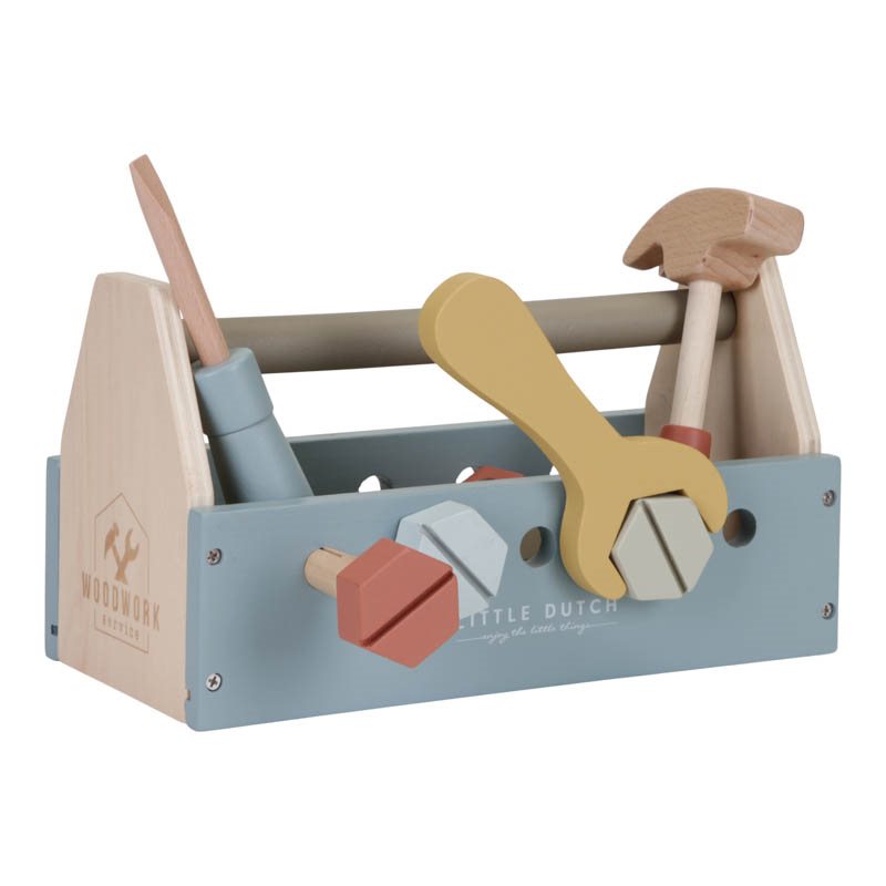 Per i vostri bambini che amano il bricologe, sia dentro che fuori casa, ecco questa super cassetta degli attrezzi, firmata Little Dutch, dotata di tantissimi strumenti in legno! Il set è composto da diversi pezzi, tra cui un martello da gioco a misura di bambino, una chiave inglese, un cacciavite, tanti dadi e bulloni. 