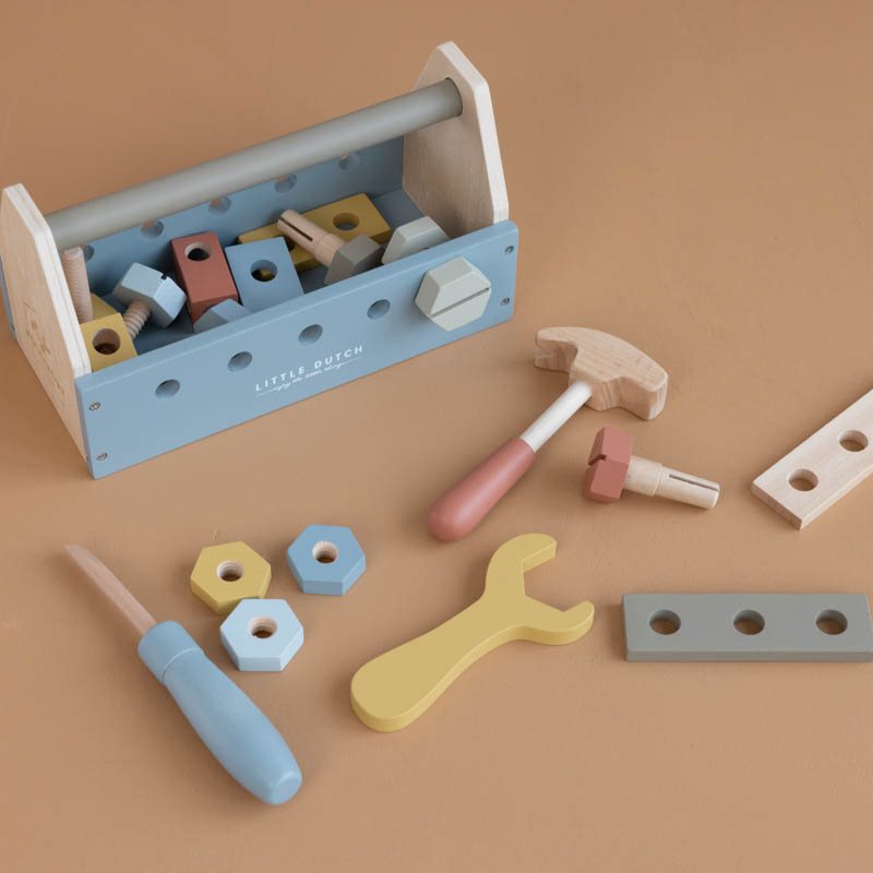 Per i vostri bambini che amano il bricologe, sia dentro che fuori casa, ecco questa super cassetta degli attrezzi, firmata Little Dutch, dotata di tantissimi strumenti in legno! Il set è composto da diversi pezzi, tra cui un martello da gioco a misura di bambino, una chiave inglese, un cacciavite, tanti dadi e bulloni. 