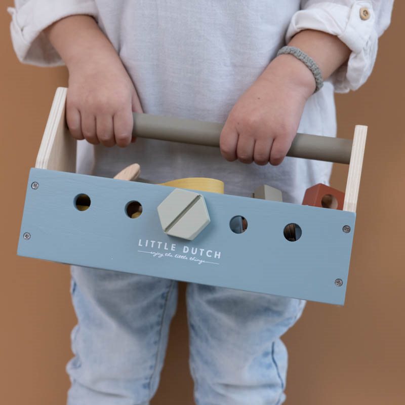 Per i vostri bambini che amano il bricologe, sia dentro che fuori casa, ecco questa super cassetta degli attrezzi, firmata Little Dutch, dotata di tantissimi strumenti in legno! Il set è composto da diversi pezzi, tra cui un martello da gioco a misura di bambino, una chiave inglese, un cacciavite, tanti dadi e bulloni. 