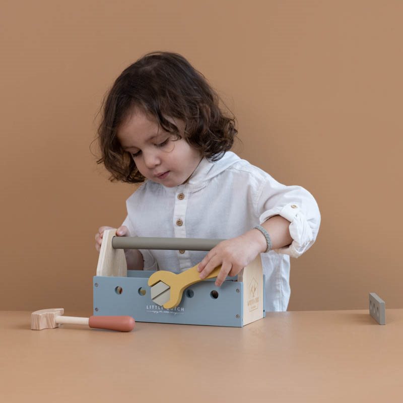 Per i vostri bambini che amano il bricologe, sia dentro che fuori casa, ecco questa super cassetta degli attrezzi, firmata Little Dutch, dotata di tantissimi strumenti in legno! Il set è composto da diversi pezzi, tra cui un martello da gioco a misura di bambino, una chiave inglese, un cacciavite, tanti dadi e bulloni. 