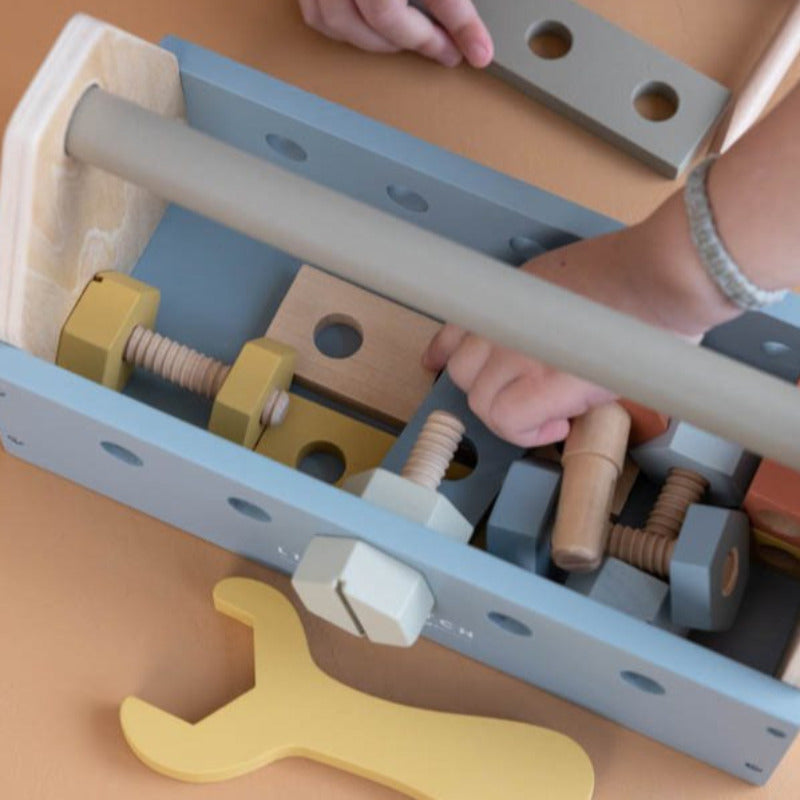 Per i vostri bambini che amano il bricologe, sia dentro che fuori casa, ecco questa super cassetta degli attrezzi, firmata Little Dutch, dotata di tantissimi strumenti in legno! Il set è composto da diversi pezzi, tra cui un martello da gioco a misura di bambino, una chiave inglese, un cacciavite, tanti dadi e bulloni. 