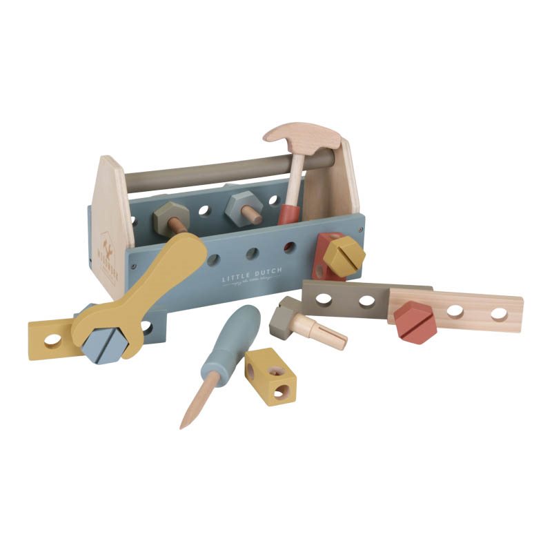 Per i vostri bambini che amano il bricologe, sia dentro che fuori casa, ecco questa super cassetta degli attrezzi, firmata Little Dutch, dotata di tantissimi strumenti in legno! Il set è composto da diversi pezzi, tra cui un martello da gioco a misura di bambino, una chiave inglese, un cacciavite, tanti dadi e bulloni. 