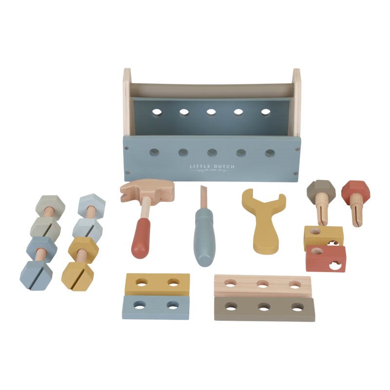 Per i vostri bambini che amano il bricologe, sia dentro che fuori casa, ecco questa super cassetta degli attrezzi, firmata Little Dutch, dotata di tantissimi strumenti in legno! Il set è composto da diversi pezzi, tra cui un martello da gioco a misura di bambino, una chiave inglese, un cacciavite, tanti dadi e bulloni. 