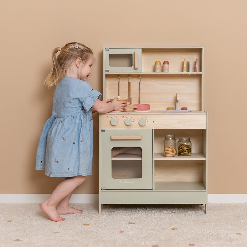 Questa è davvero una super cucina, firmata Little Dutch, colorata con tonalità menta pastello e con uno stile davvero unico. Con questa cucina super attrezzata, i vostri bambini potranno divertirsi a cuocere una torta nel forno, cucinare alcune verdure sul fornello e lavarsi le mani nel lavandino. 